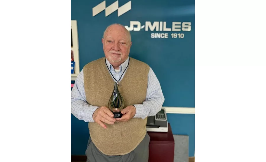 Dudley Miles accepts industry award