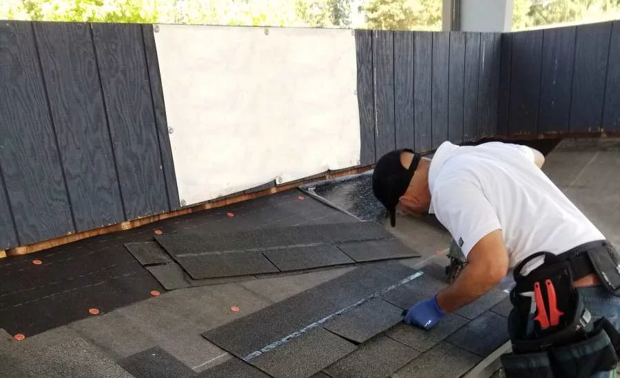 asphalt shingle installer